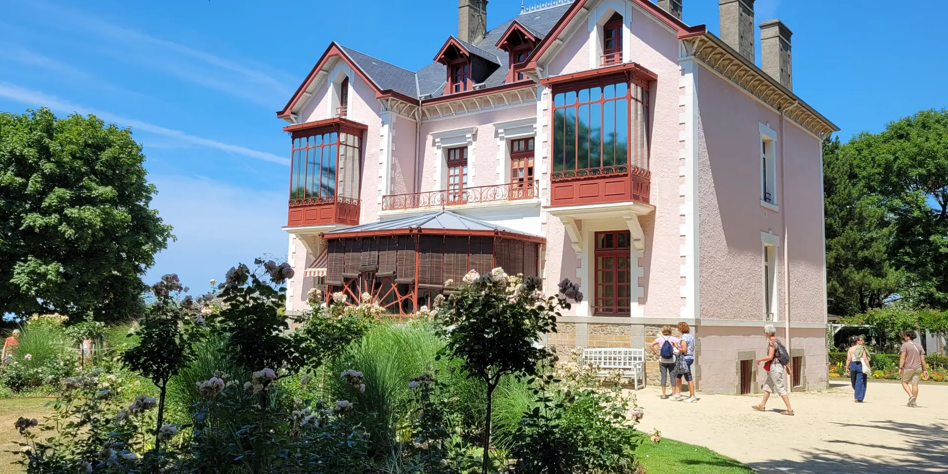 Façade du musée Dior de Granville