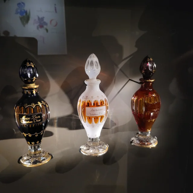 Musee Dior Granville : flacons de parfum