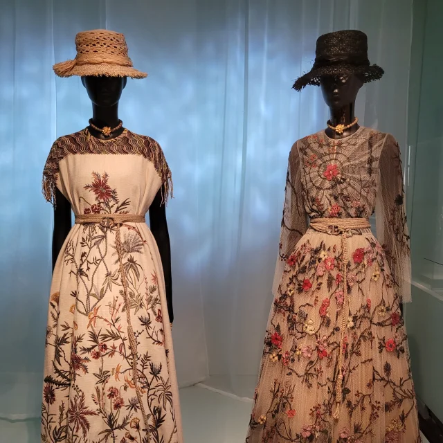 Musee Dior Granville : mannequins dans les vitrines