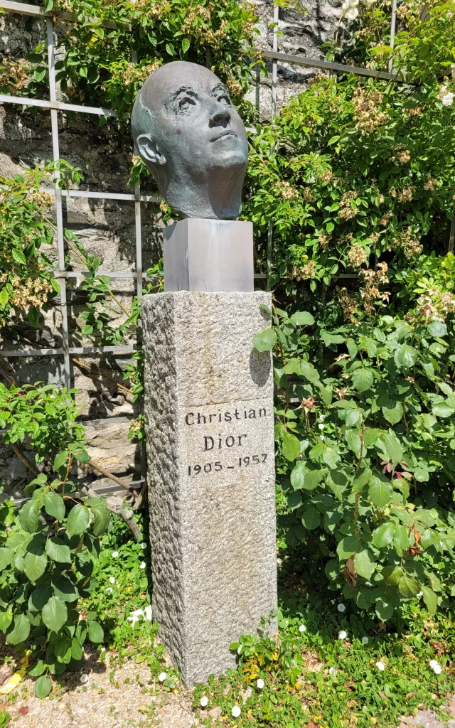 Statue de Christian Dior dans le jardin du musée
