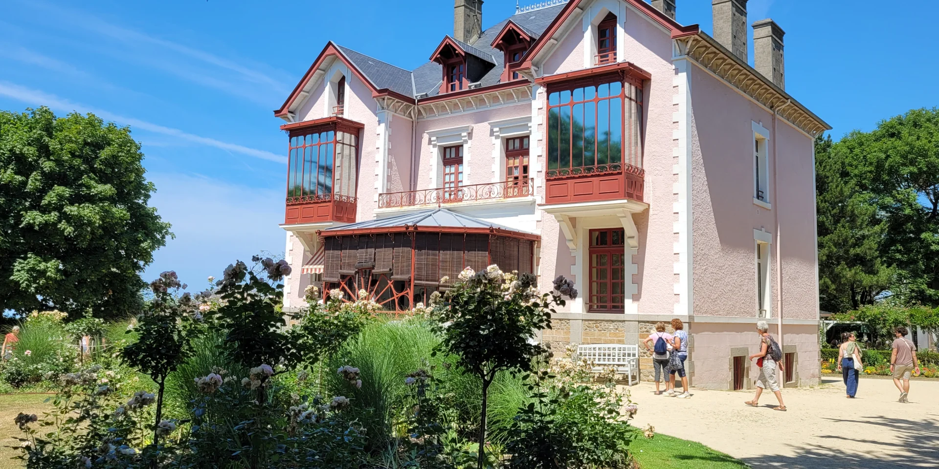 Façade du musée Dior de Granville