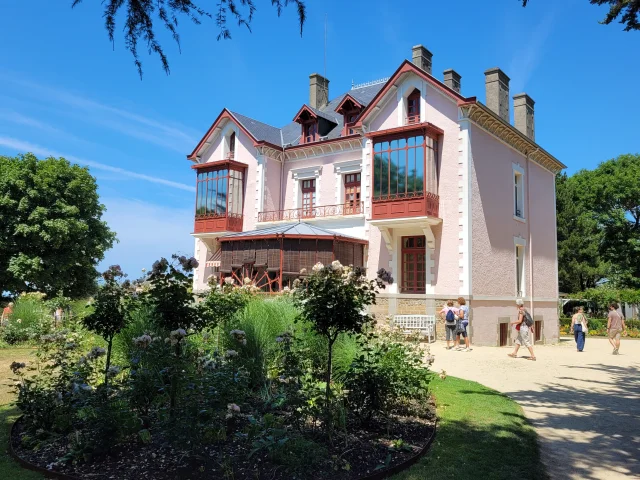 Façade du musée Dior de Granville