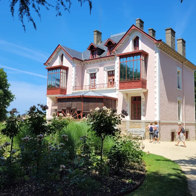 Façade du musée Dior de Granville