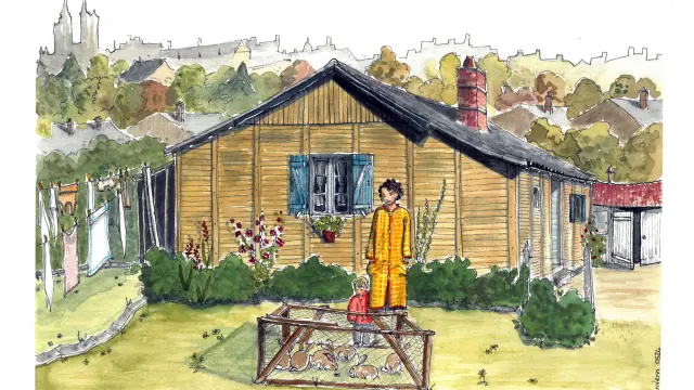 Maison en bois avec des volets bleus et une terrasse fleurie au bord d’un plan d’eau