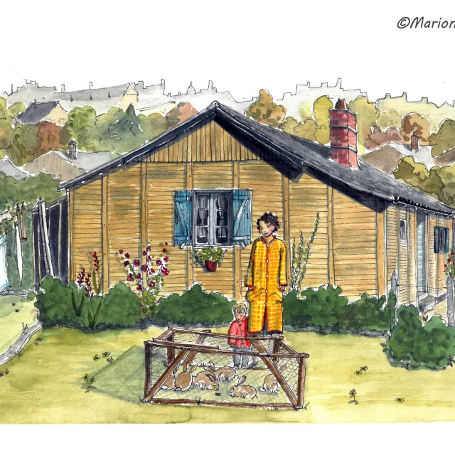 Maison en bois avec des volets bleus et une terrasse fleurie au bord d’un plan d’eau