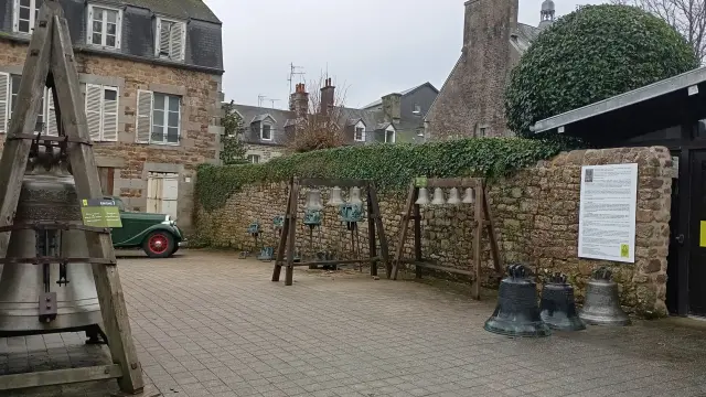 Cour du musée de la fonderie Cornille-Havard de Villedieu-les-Poêles