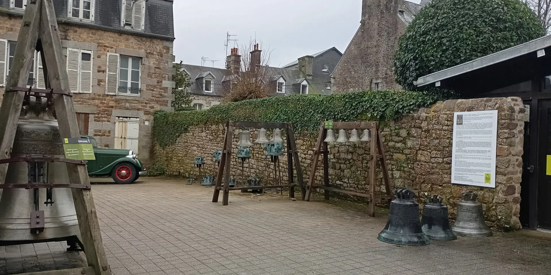 Cour du musée de la fonderie de Villedieu les poêles