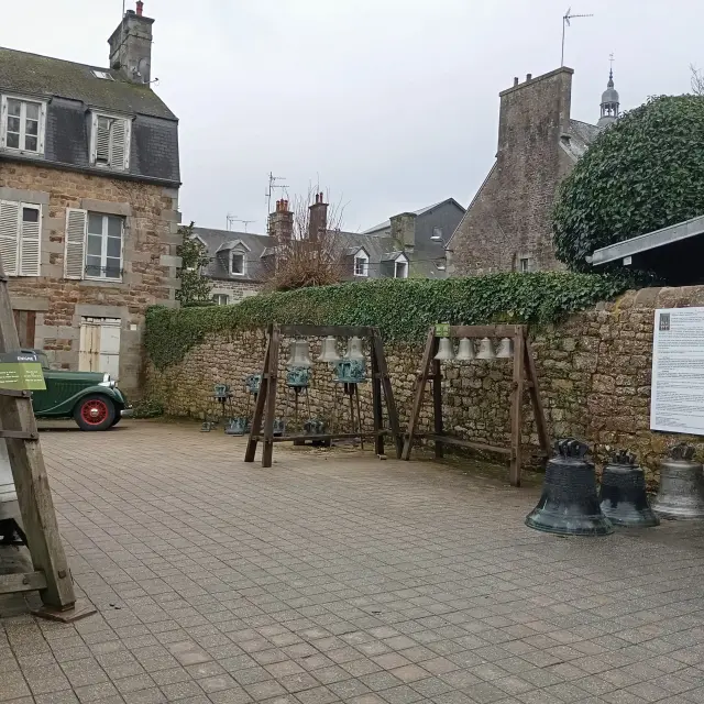 Cour du musée de la fonderie de Villedieu les poêles