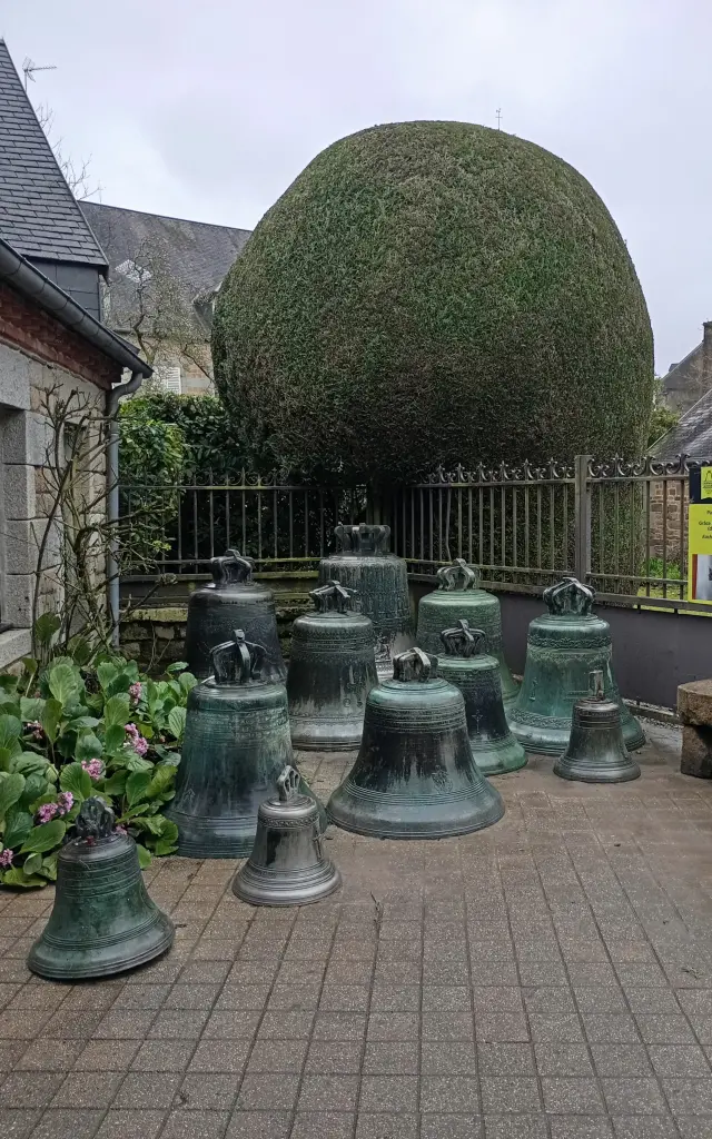 La cour de la fonderie de cloches Cornille-Havard à Villedieu-les-Poêles