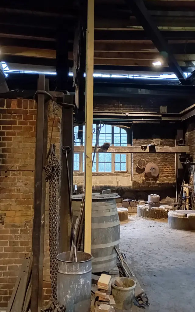 Intérieur de l'atelier de la fonderie de cloches Cornille-Havard à Villedieu-les-Poêles.