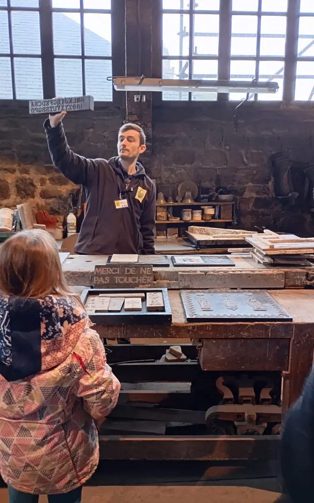 Guide à la fonderie de cloches Cornille-Havard à Villedieu-les-Poêles.