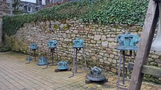 Cour de la fonderie de cloches Cornille Havard à Villedieu-les-Poêles