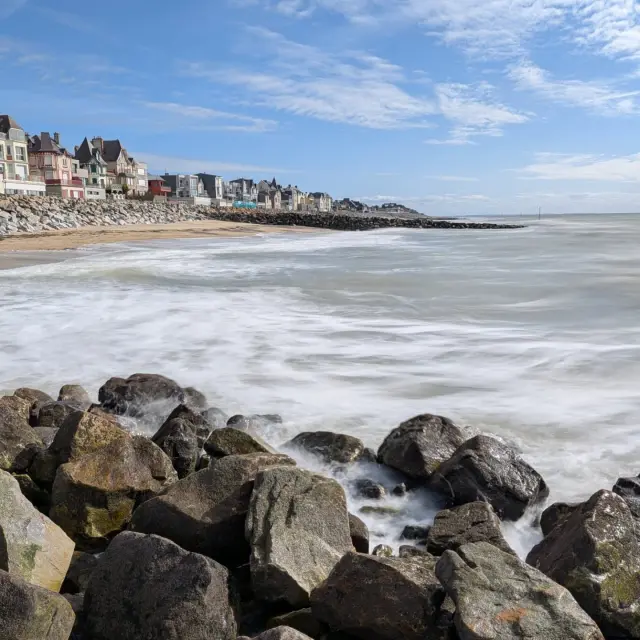Voiliers amarrés dans une baie rocheuse au crépuscule