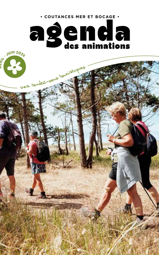 Trois personnes marchant sur un chemin en bord de mer au printemps