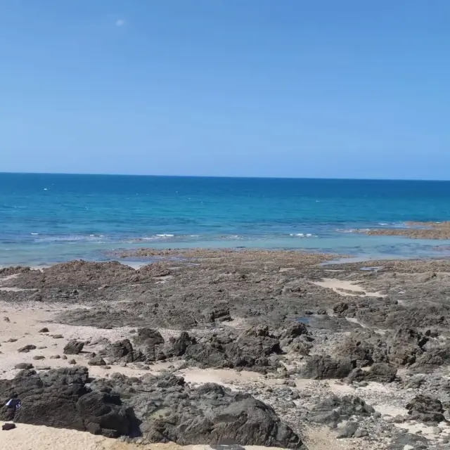 Plage de Agon-Coutainville avec des vagues douces et un ciel dégagé