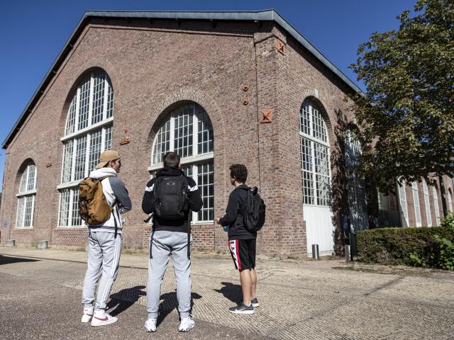 La bibliothèque universitaire du Creusot, ancienne halle industrielle.