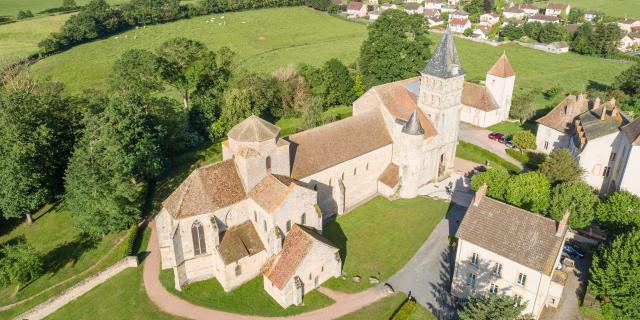 Vue générale de l'église Saint-Pierre-et-Saint-Benoît de Perrecy-les-Forges.