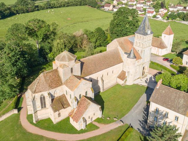 Vue générale de l'église Saint-Pierre-et-Saint-Benoît de Perrecy-les-Forges.