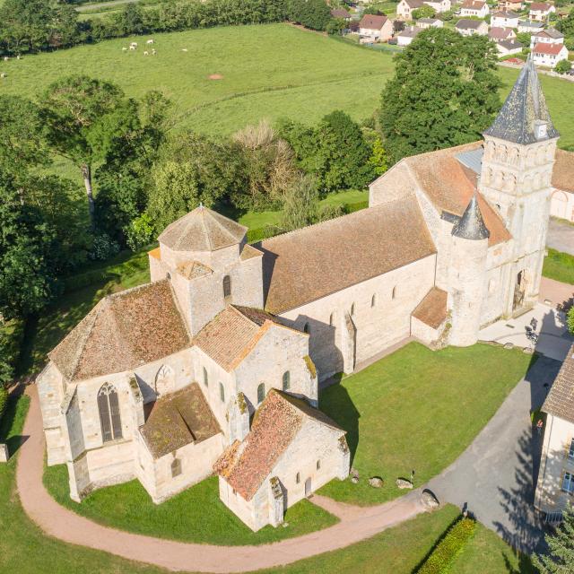 Vue générale de l'église Saint-Pierre-et-Saint-Benoît de Perrecy-les-Forges.