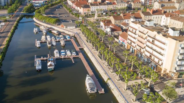 Le port de plaisance de Montceau-les-Mines face au centre-ville.