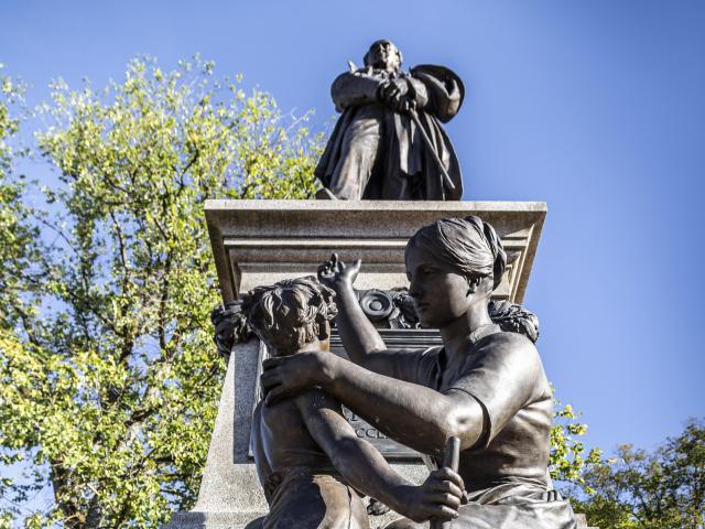 La Reconnaissance, statue of Eugène Ier Schneider, Le Creusot.