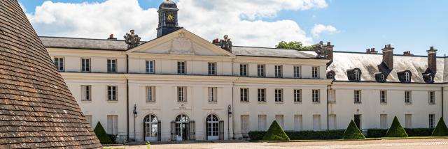 Cour d'honneur du château de la Verrerie, Le Creusot.