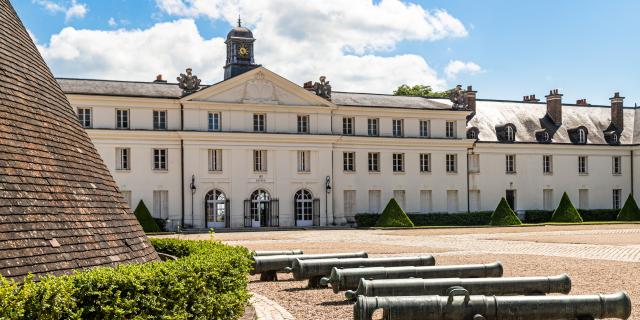 Cour d'honneur, Château de la Verrerie, Le Creusot.