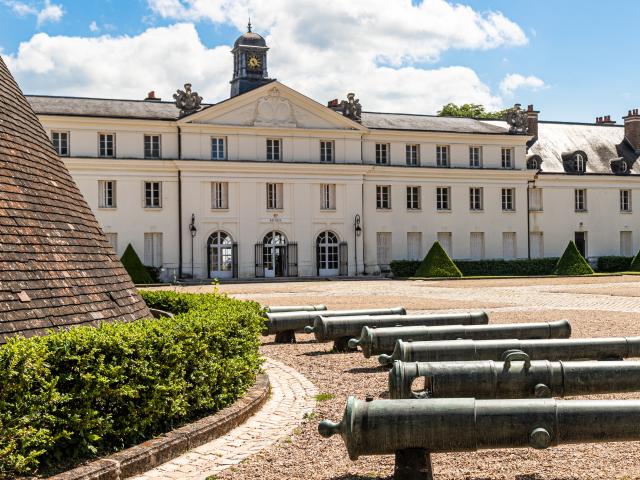 Cour d'honneur du château de la Verrerie, Le Creusot.