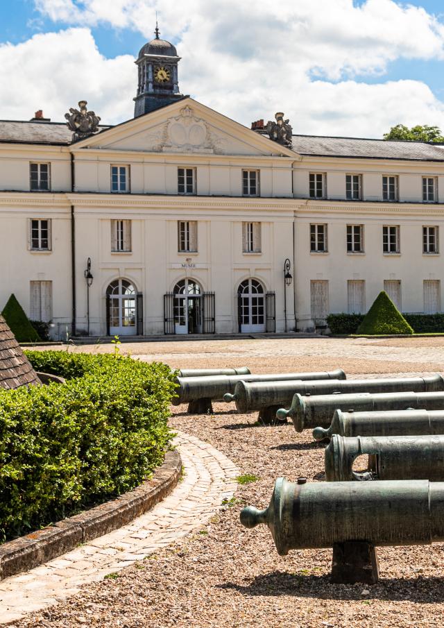 Cour d'honneur du château de la Verrerie, Le Creusot.