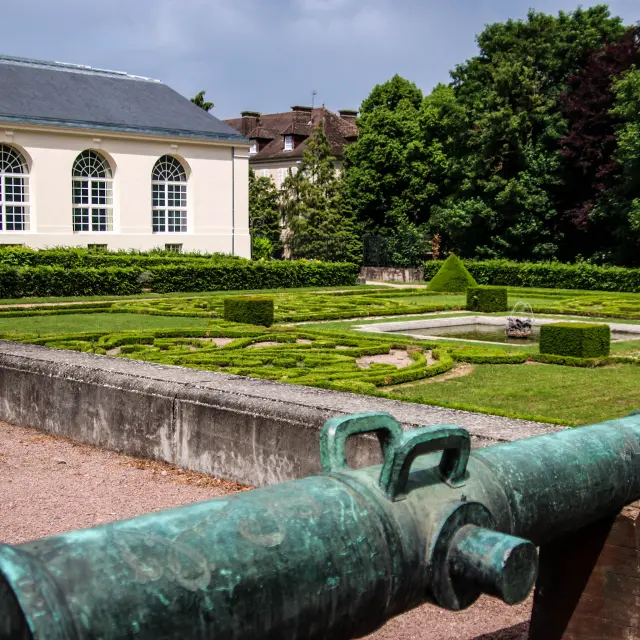 Jardin à la française du château de la Verrerie, Le Creusot.