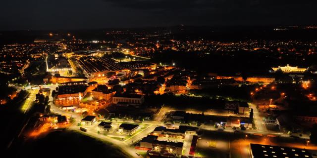 Le Creusot and its industrial site by night.