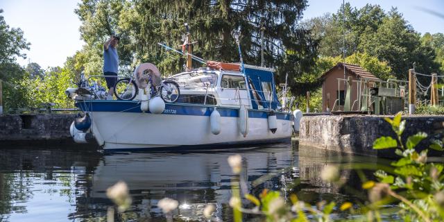 Bateau sur le canal du centre