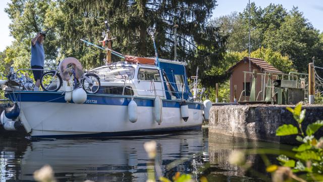 Bateau sur le canal du centre