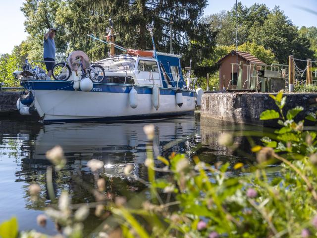 Bateau sur le canal du centre