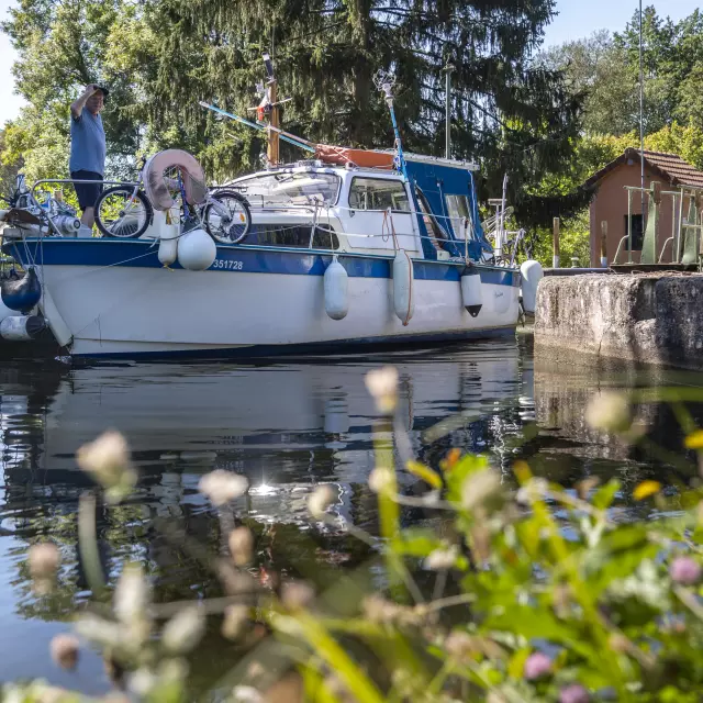 Bateau sur le canal du centre