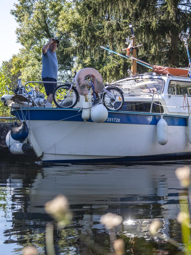 Bateau sur le canal du centre