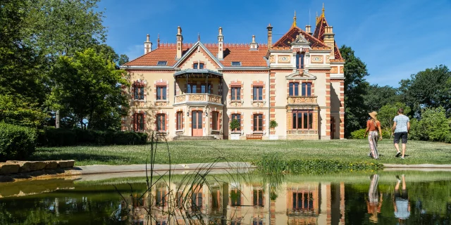 La Villa Perrusson et son miroir d'eau, Écuisses.