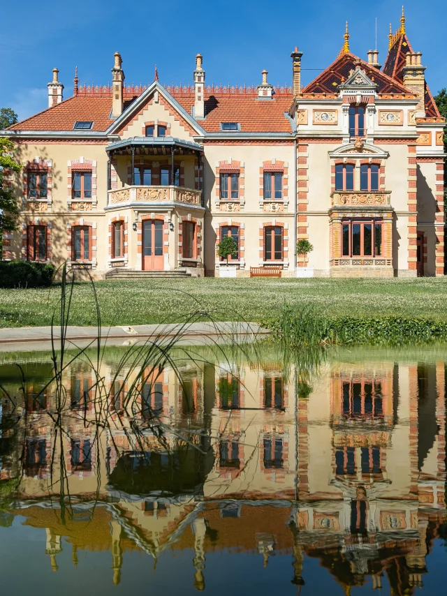 La Villa Perrusson et son miroir d'eau, Écuisses.