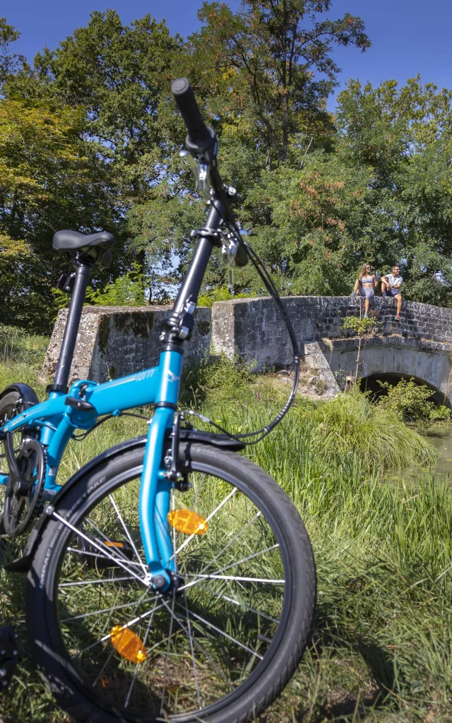 À vélo, pause au bord de l'eau.