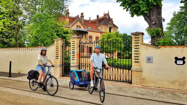 Cycling with the family in front of Villa Perrusson