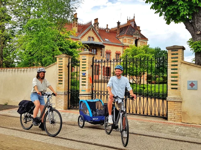 À vélo, en famille, devant la Villa Perrusson