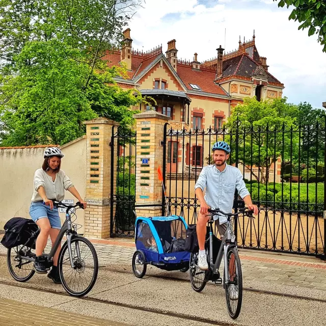 Cycling with the family in front of Villa Perrusson