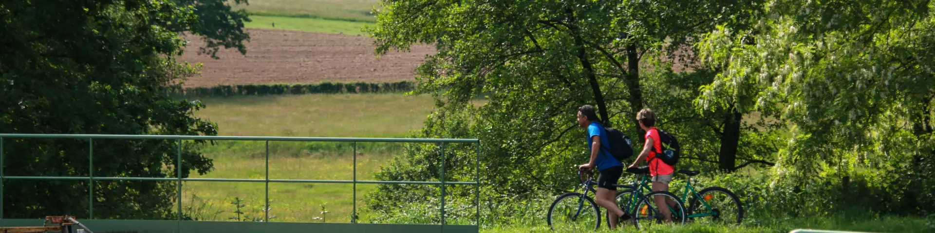 Cyclotourists on the banks of the Canal du Centre.