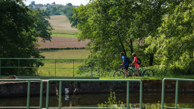 Cyclotourists on the banks of the Canal du Centre.