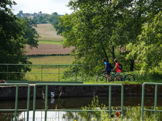 Cyclotouristes au bord du canal du Centre.