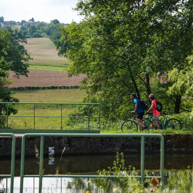 Cyclotourists on the banks of the Canal du Centre.