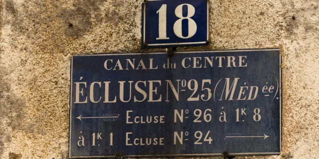 Vieille plaque émaillée apposée sur une maison éclusière, Saint-Julien-sur-Dheune.