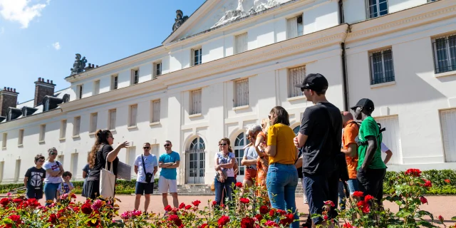 Visite en groupe au château de la Verrerie, Le Creusot.