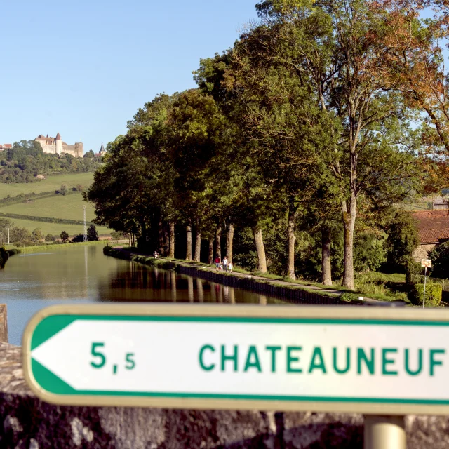 Châteauneuf-en-Auxois sur le Tour de Bourgogne à vélo.