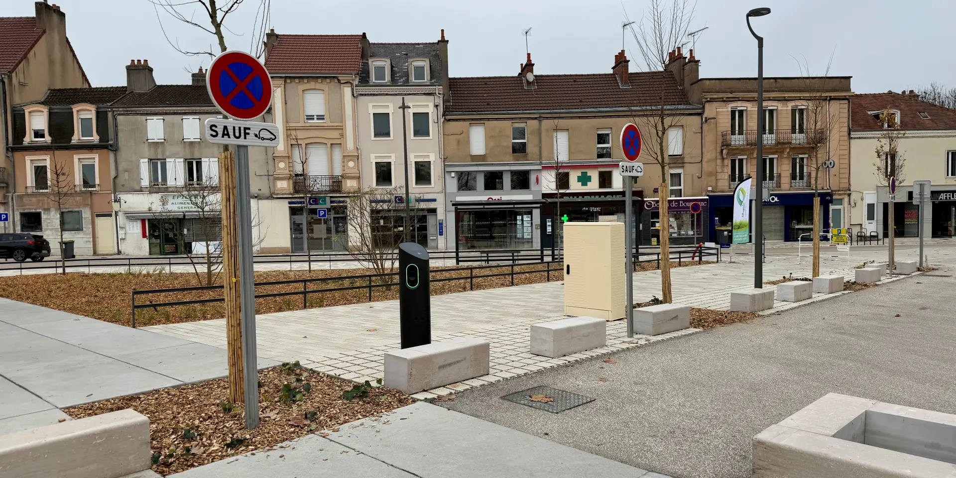 Borne de recharge VE Place Schneider, Le Creusot.